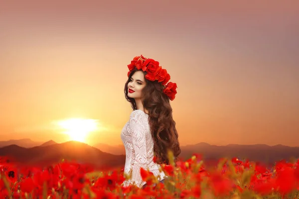 Hermosa chica en el campo de amapolas al atardecer. Feliz sonriente adolescente po — Foto de Stock