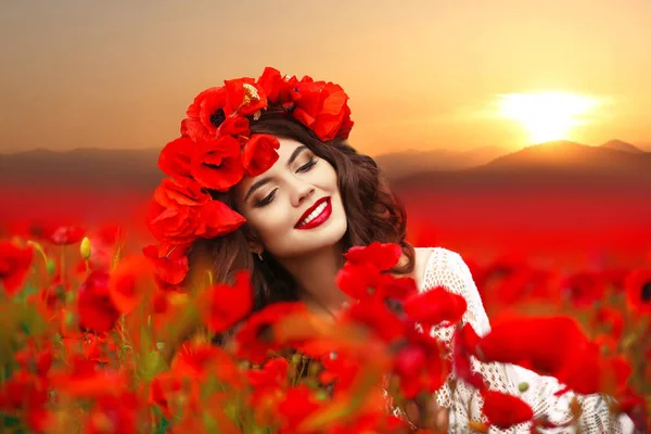 Portret van mooi gelukkig lachend meisje genieten in rode papaver f — Stockfoto