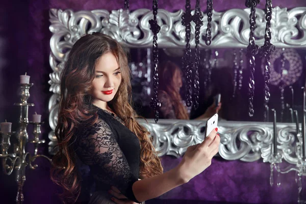 Menina sorridente bonita fazendo selfie no interior moderno de luxo . — Fotografia de Stock