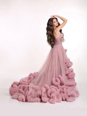Lüks yemyeşil pembe elbiseli güzel bayan. Esmer kadın moda