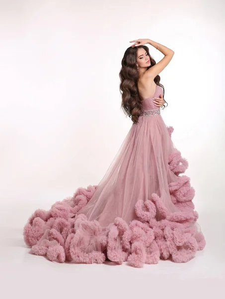 Krásná dáma v luxusní svěžích růžových šatech. Bruneta žena módní — Stock fotografie
