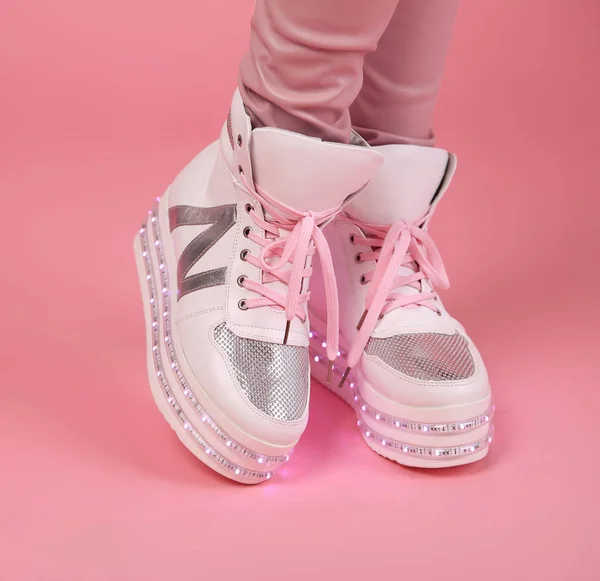 Bottes brillantes pour fille avec lacets de chaussures. Chaussures menées pour adolescent adulte, Fa — Photo