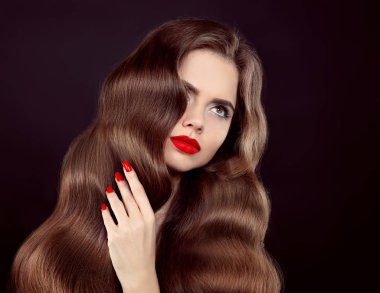 Sağlıklı dalgalı saçlar. Güzel model kız, güzellik portre ile sh