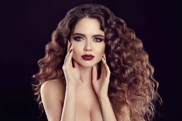 Retrato de chica de belleza. Hermosa mujer joven con el pelo rizado largo — Foto de Stock