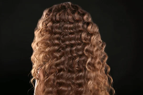 Gesunde Haare. lockige lange Frisur. Rückseite von braunen Haaren. ha — Stockfoto