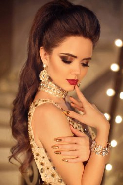 Güzel esmer kız moda portre güzellik makyaj ile. Fas