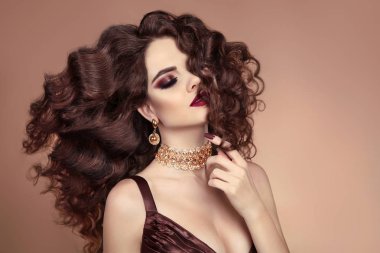 Güzel saç. Sağlıklı saç modeli. Esmer kız portre. Güzel