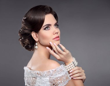 Retro kadın portre. Zarif Bayan saç modeli, inci jewelr ile