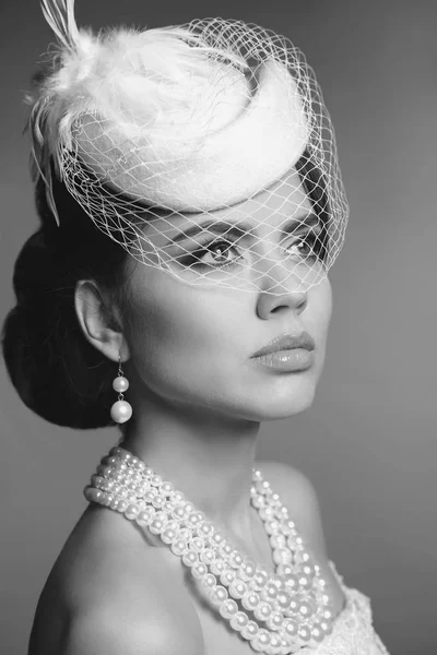 Retro kvinna porträtt. Elegant dam med frisyr, pärlor jewelr — Stockfoto