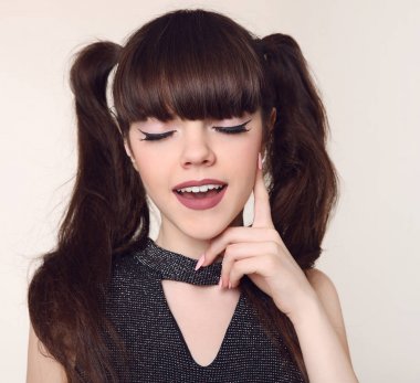 Teen güzellik makyaj ve saç modeli. Mutlu esmer genç kız sm