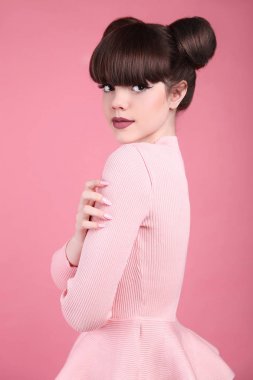Teen güzellik. Saç modeli. Genç kız manken. Mutlu smilin