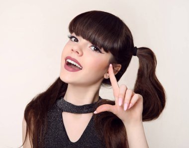 Teen güzellik makyaj ve saç modeli. Mutlu esmer genç kız sm