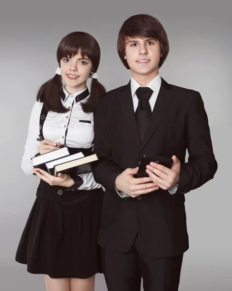 Adolescentes felizes no retrato uniforme da escola. Bonito menino e bea — Fotografia de Stock