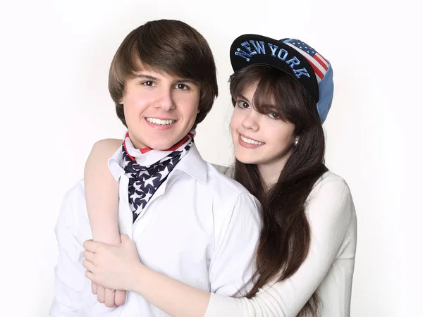 Glückliches Paar Teenager, die Spaß haben, lächelnder Kerl in Bandana mit g — Stockfoto