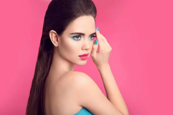 Trucco di bellezza. Ritratto ragazza di moda. Unghie blu curate. Glam — Foto Stock