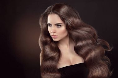 Sağlıklı saçlar. Dalgalı saç modeli. Güzel esmer kadın modeli zekâ