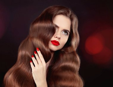 Sağlıklı saçlar. Kırmızı dudaklar ve manikür. Dalgalı saç. Güzel model gi