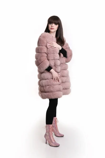 Mode foto av fashionabla kvinna i rosa päls bär i tre — Stockfoto