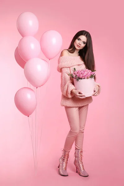 Mooie schattige brunette modieus meisje met ballonnen bedrijf bouq — Stockfoto