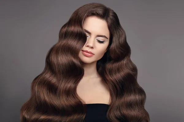 Здоровые волосы. Портрет девушки с длинными волнистыми волосами . — стоковое фото