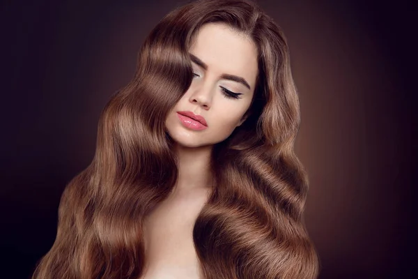 Beauty hair. Brunette girl with long shiny wavy hair. Beautiful — Stock Photo, Image