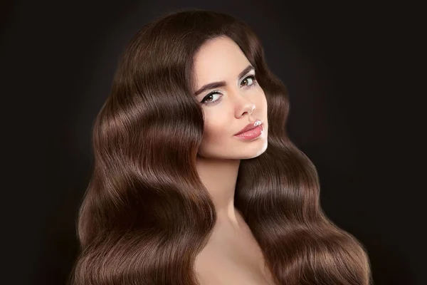 Υγιή μαλλιά. Το όμορφο μοντέλο κορίτσι με λαμπερά καφέ κυματιστές καιρό χα — Φωτογραφία Αρχείου