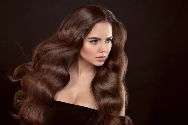 Здоровые волосы. Волнистая прическа. Брюнетка с клеем
