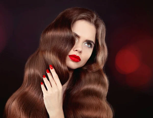 Cabello sano. Labios rojos y manicura. Pelo ondulado. Hermoso modelo gi — Foto de Stock