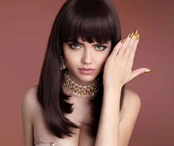 Beauty Vogue Hairstyle. Glamour girl closeup. Golden manicured n — Stock Photo, Image