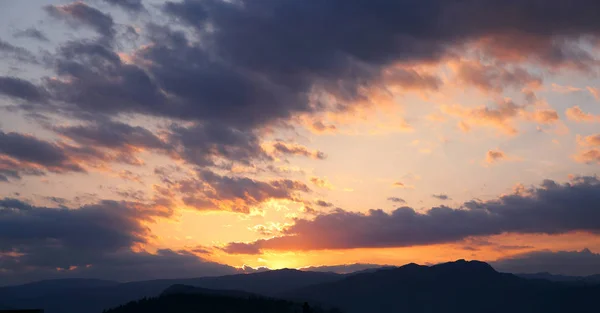 Zonsondergang. Wolken van de hemelachtergrond. Ridge Mountains silhouet. Skyli — Stockfoto