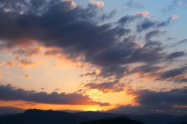 Zonsondergang. Wolken van de hemelachtergrond. Ridge Mountains silhouet. Skyli — Stockfoto