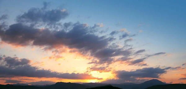 Zonsondergang. Wolken van de hemelachtergrond. Ridge Mountains silhouet. Skyli — Stockfoto