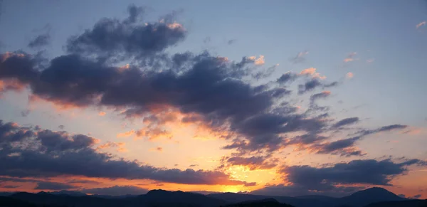 Zonsondergang. Wolken van de hemelachtergrond. Ridge Mountains silhouet. Skyli — Stockfoto