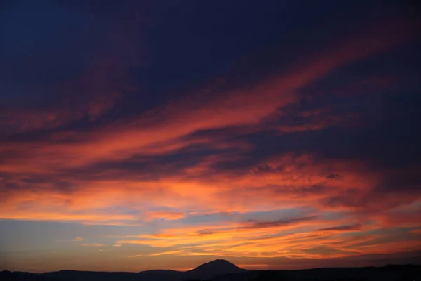Západ slunce. Pozadí oblohy mraky. Silueta Ridge Mountains. Skyli Stock Obrázky
