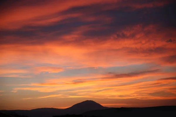 Západ slunce. Pozadí oblohy mraky. Silueta Ridge Mountains. Skyli Stock Fotografie