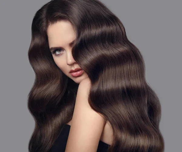 Capelli ondulati sani. Bruna ragazza bellezza ritratto con lungo lucido — Foto Stock