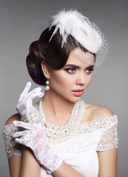 Mode Retro elegant kvinna porträtt. Bröllop frisyr. Brunett — Stockfoto