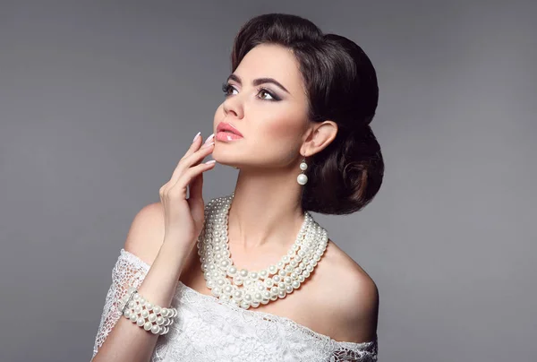 Schönheit Braut Make-up. elegante modische Frauenporträt. retro h — Stockfoto