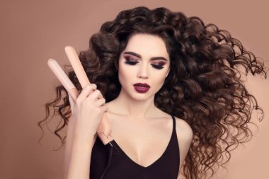 Kıvırcık saçlı. Esmer kız hairst üfleme Close-up Güzellik