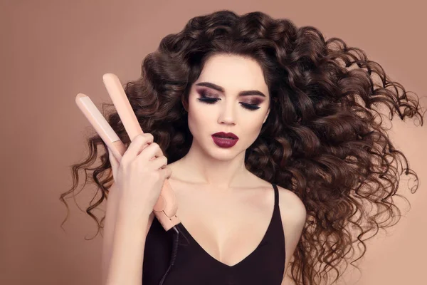 Curly hair. Beauty Close-up of brunette girl with blowing hairst — Stock Photo, Image