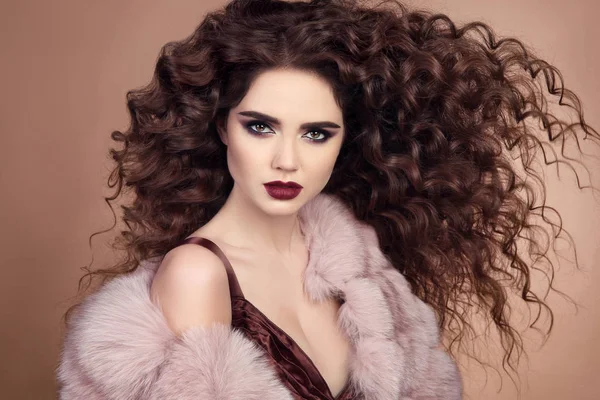 Lockige Frisur. modische elegante Frau mit Make-up und Blowjob — Stockfoto
