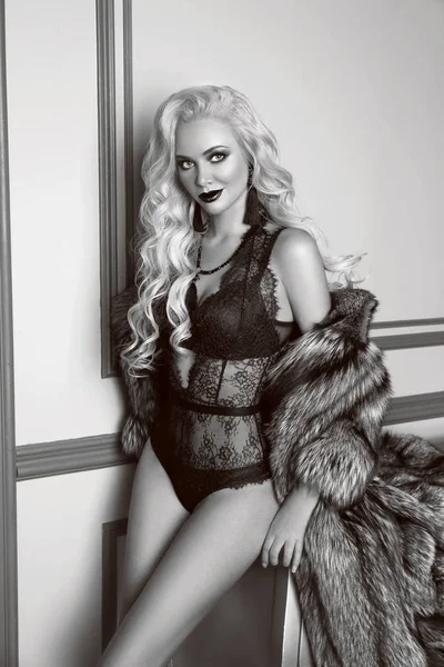 Mode foto's voor een prachtig sensuele verleidelijke blonde vrouw in sexy l — Stockfoto
