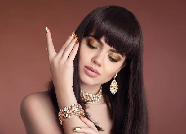 Nails manicure. Beauty girl brunette portrait. Fashion golden je — Stock Photo, Image