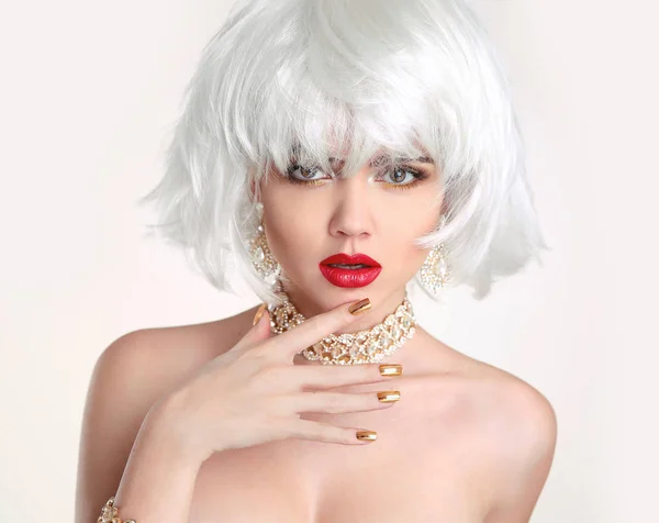 Blonde bob hairstyle. Blond hair. Fashion Beauty Girl portrait. — Stock Photo, Image