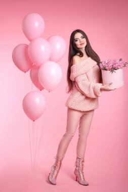 Buket gül tutan Balonlu güzel esmer kız 