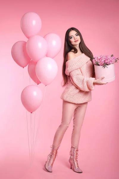 Mooie schattige brunette meisje met ballonnen bedrijf boeket van roos — Stockfoto