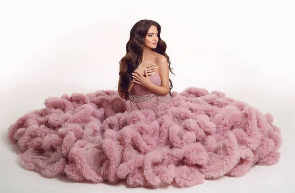 Módní bruneta hezká žena v představují nádherné dlouhé růžové šaty — Stock fotografie
