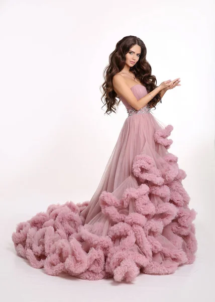 Lüks yemyeşil pembe elbiseli güzel kız Bayan. Moda esmer — Stok fotoğraf