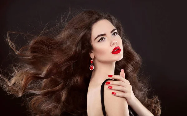 Cabello hermoso. Manicura roja. Chica morena con maquillaje y sh largo —  Fotos de Stock