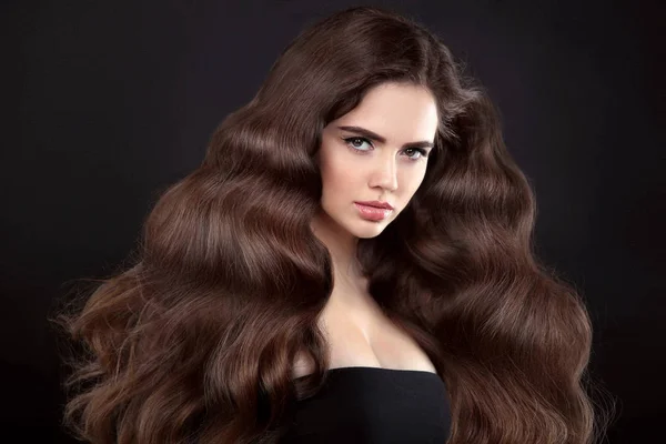 Cabelo bonito. Menina morena com cabelo ondulado brilhante longo. Lindo. — Fotografia de Stock